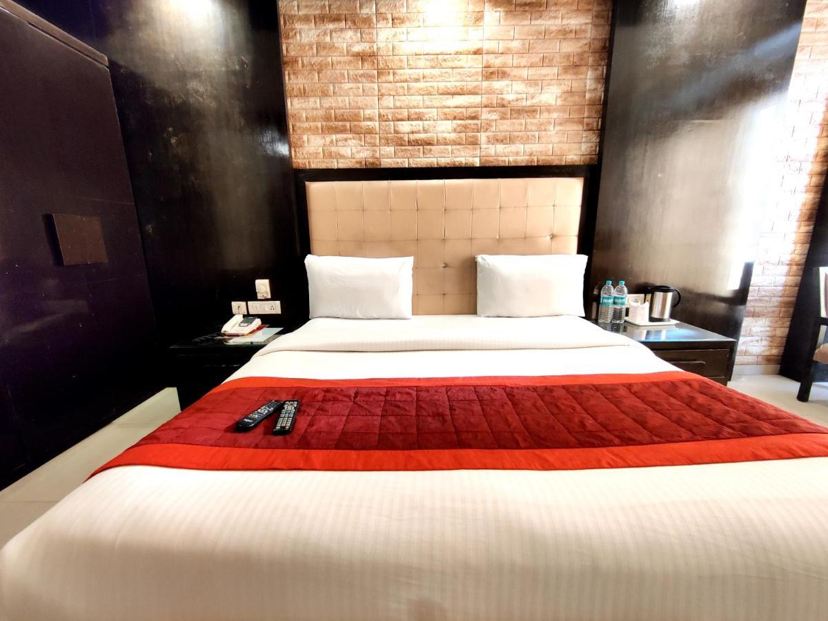 Stay At Hotel Pride, Delhi, Near Karol Bagh Metro Дели Экстерьер фото