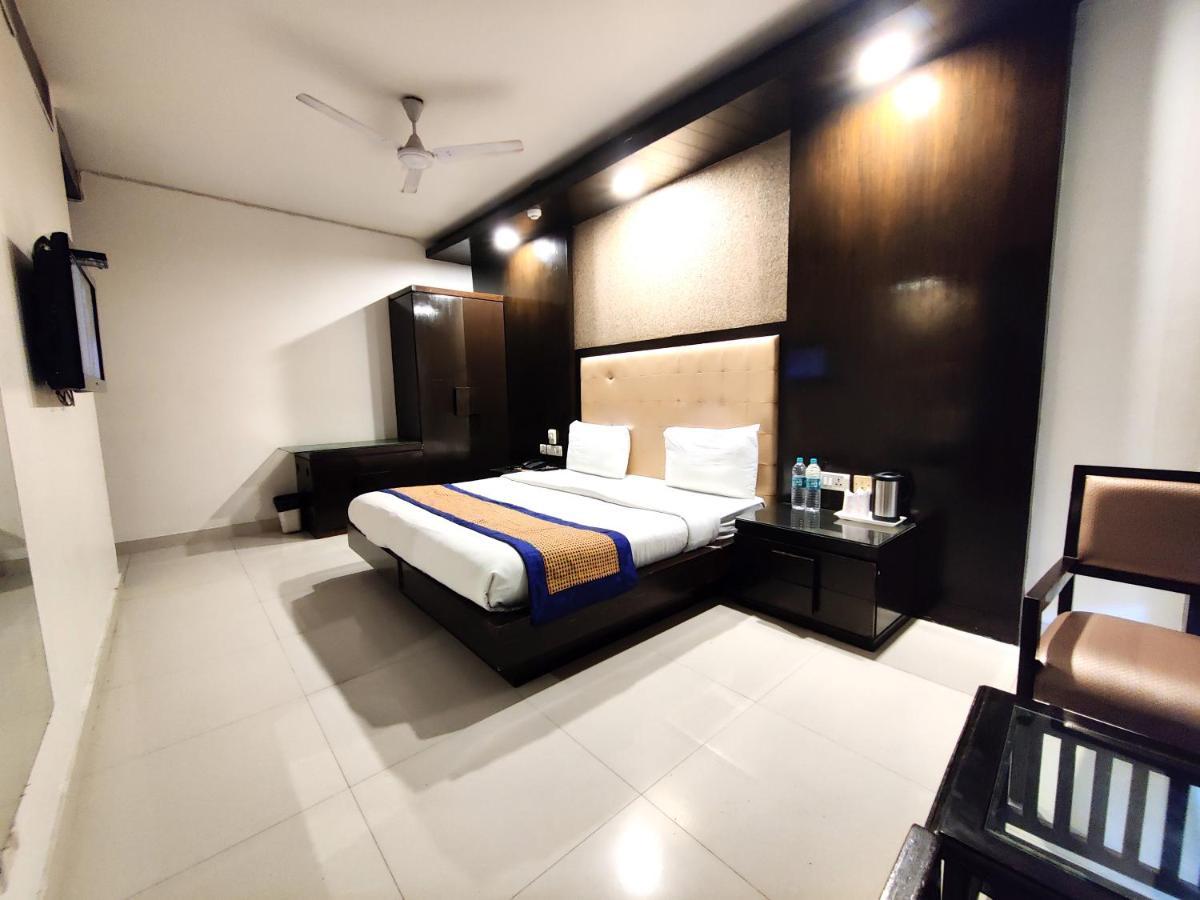 Stay At Hotel Pride, Delhi, Near Karol Bagh Metro Дели Экстерьер фото