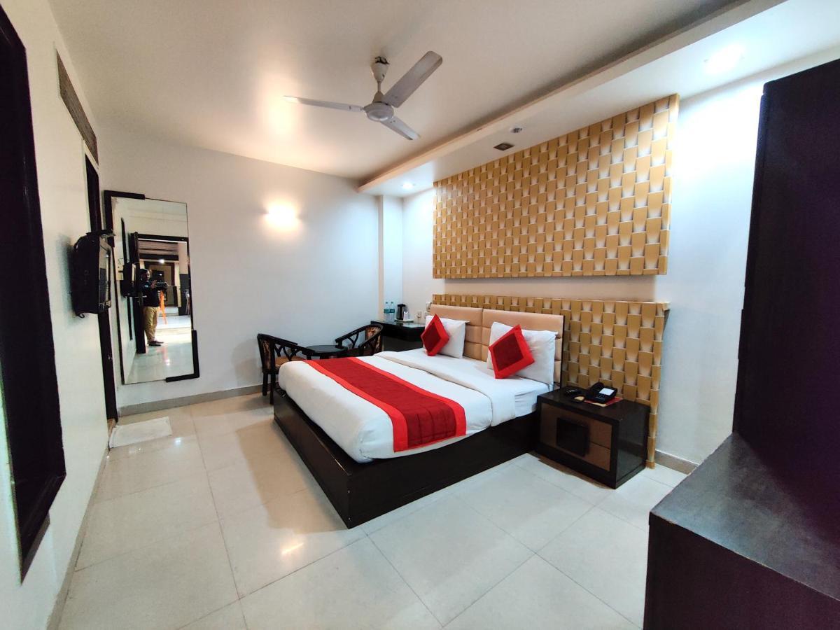 Stay At Hotel Pride, Delhi, Near Karol Bagh Metro Дели Экстерьер фото