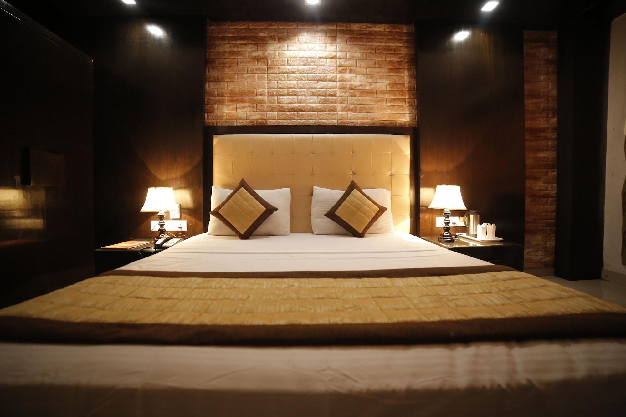 Stay At Hotel Pride, Delhi, Near Karol Bagh Metro Дели Экстерьер фото