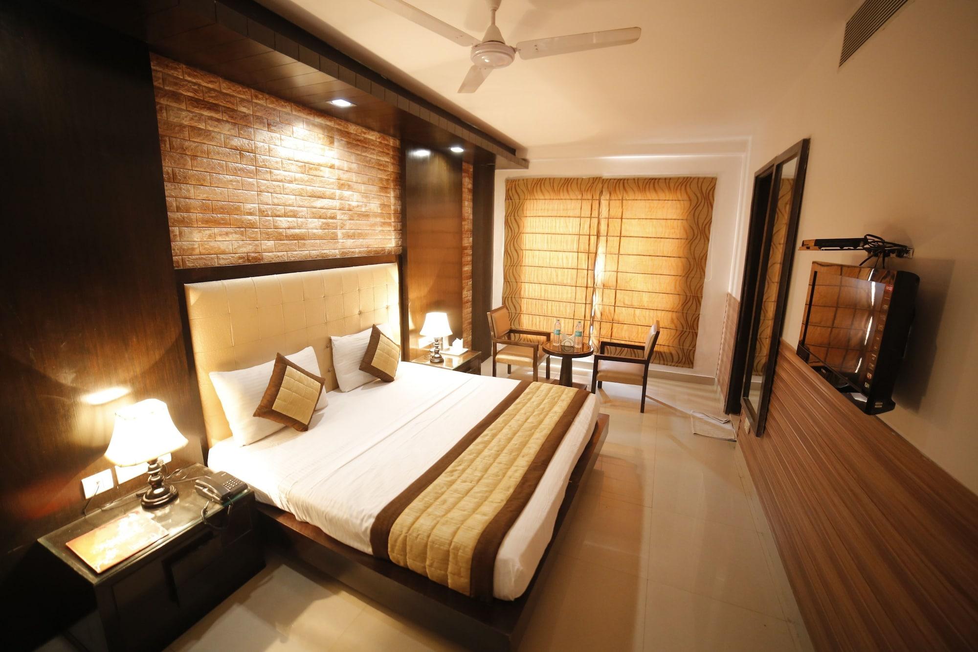 Stay At Hotel Pride, Delhi, Near Karol Bagh Metro Дели Экстерьер фото