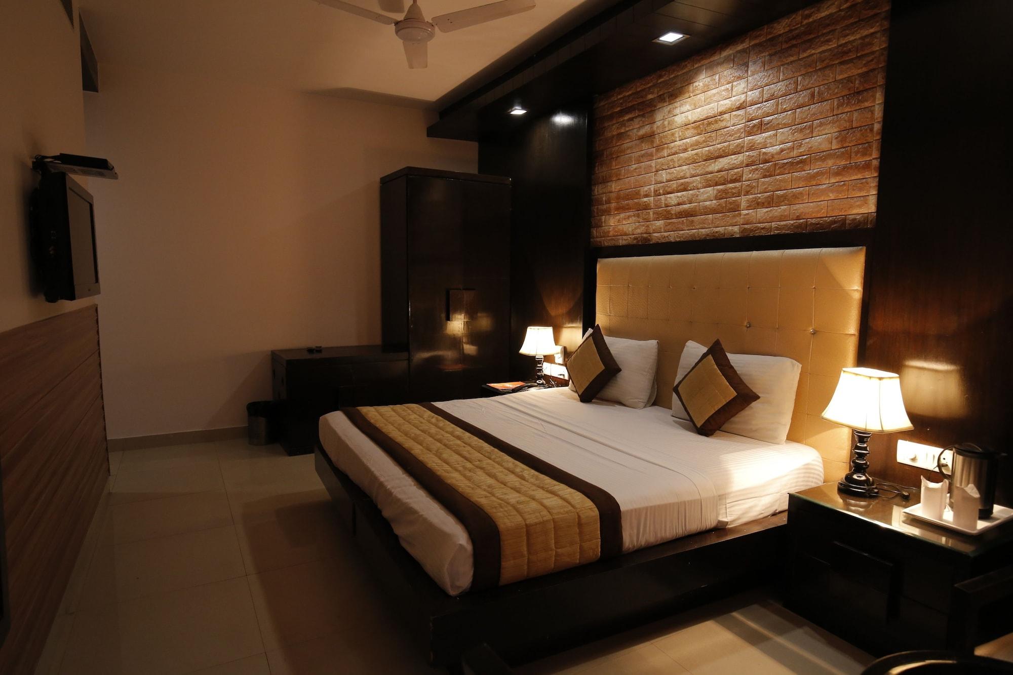 Stay At Hotel Pride, Delhi, Near Karol Bagh Metro Дели Экстерьер фото