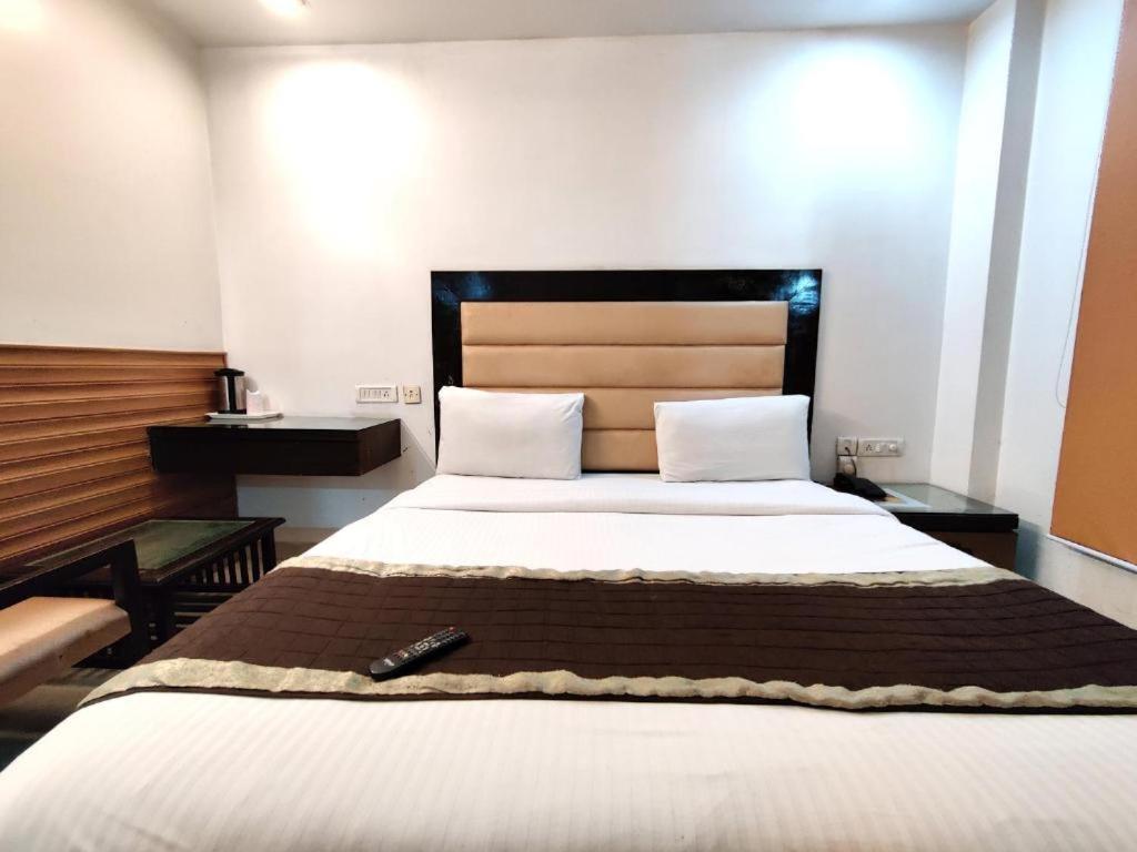 Stay At Hotel Pride, Delhi, Near Karol Bagh Metro Дели Экстерьер фото