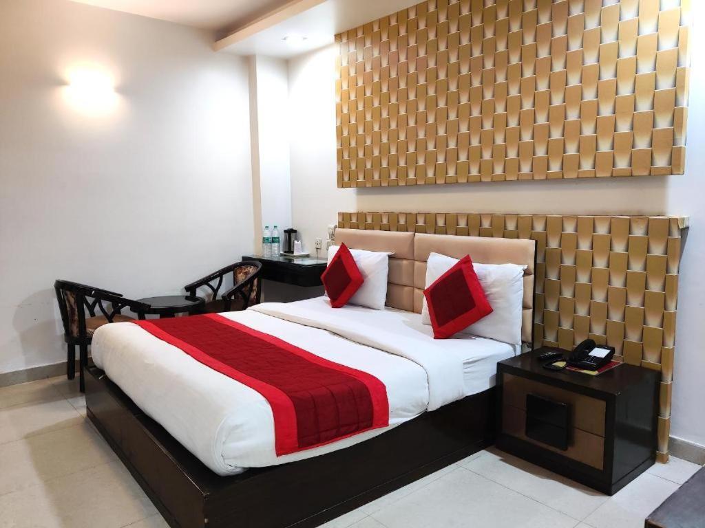 Stay At Hotel Pride, Delhi, Near Karol Bagh Metro Дели Экстерьер фото