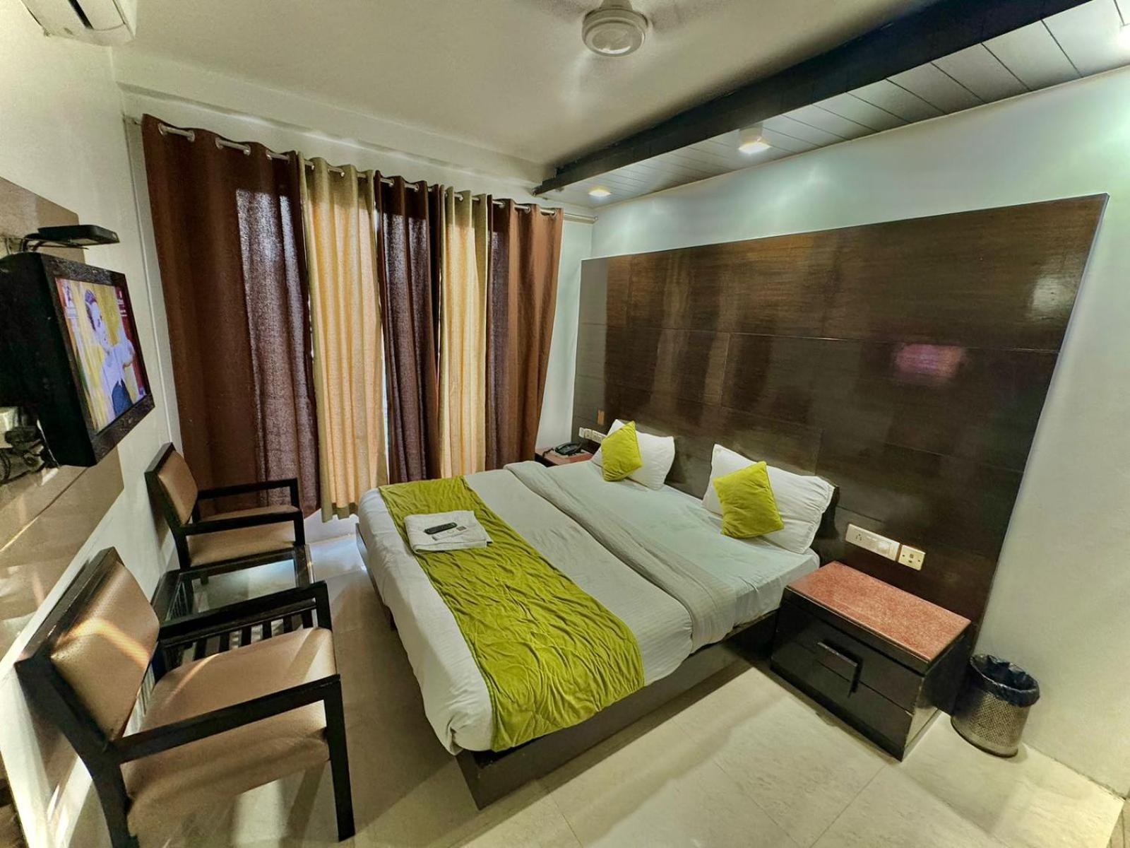Stay At Hotel Pride, Delhi, Near Karol Bagh Metro Дели Экстерьер фото