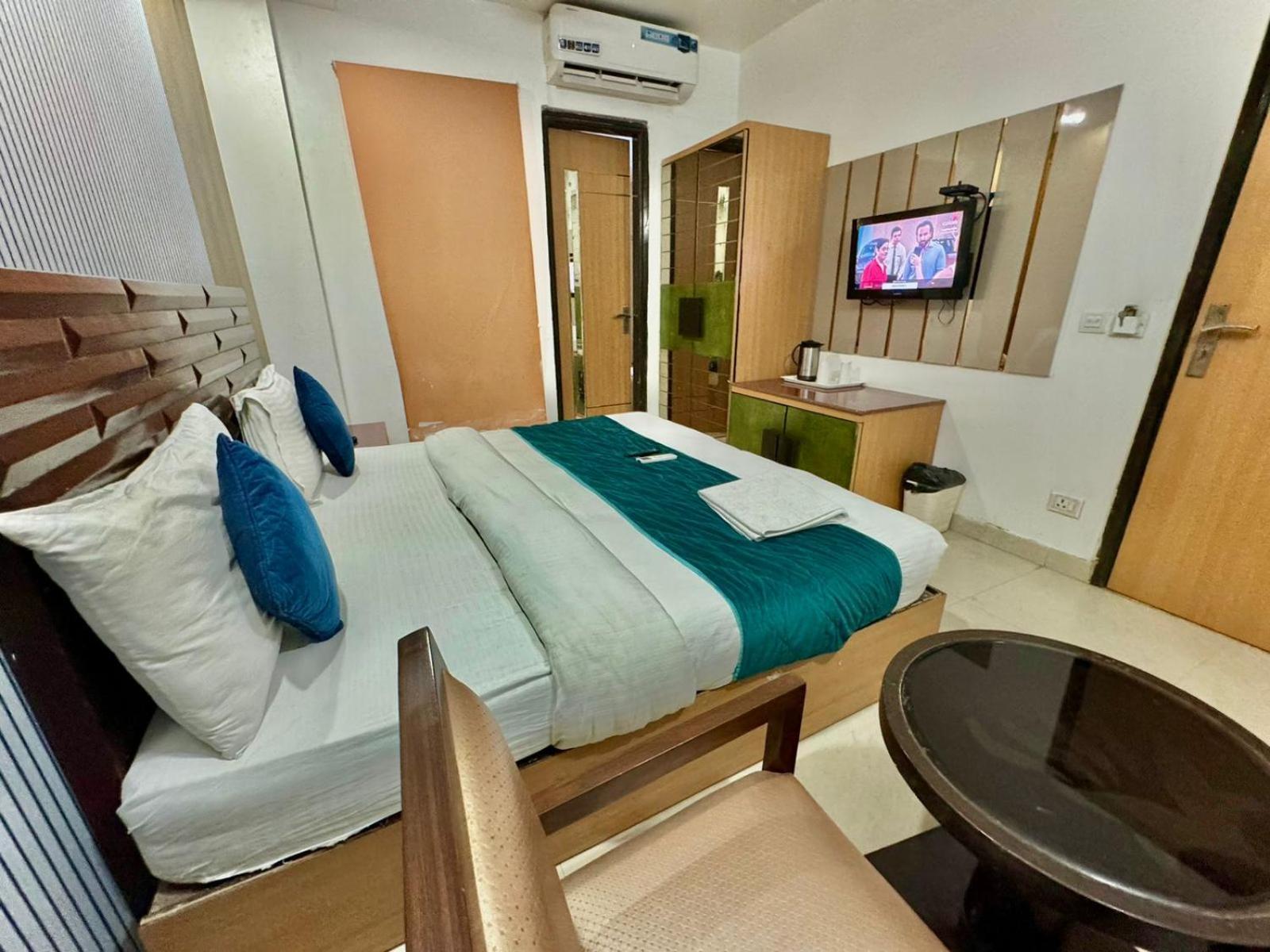 Stay At Hotel Pride, Delhi, Near Karol Bagh Metro Дели Экстерьер фото