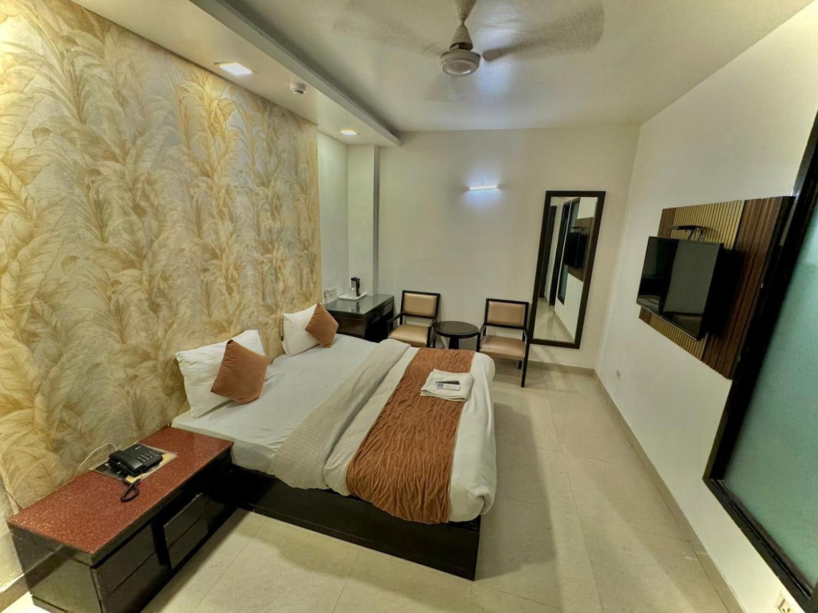 Stay At Hotel Pride, Delhi, Near Karol Bagh Metro Дели Экстерьер фото