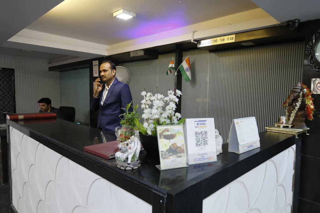 Stay At Hotel Pride, Delhi, Near Karol Bagh Metro Дели Экстерьер фото